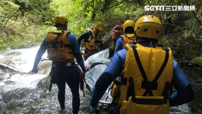 獨攀男桃山失足墜谷　警消救起已身亡