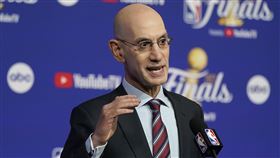 ▲NBA總裁席佛（Adam Silver）正在審慎考慮縮短NBA賽季的可能性。（圖／美聯社／達志影像）
