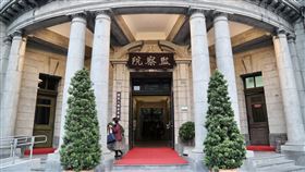 疫情燒進監察院  累計1確診、3快篩陽性本土疫情持續延燒，監察院也有1名員工確診與1名公務駕駛快篩陽性，院方7日表示，獲報後隨即對相關接觸者共41人快篩，截至中午再發現2位駕駛呈現陽性反應，隨即到醫院進行PCR檢測，其餘接觸者則先居家辦公。圖為監察院大樓。中央社記者張皓安攝  111年4月7日