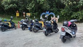 遊客闖花蓮秀林翡翠谷封閉區戲水傳意外花蓮縣秀林鄉翡翠谷封閉中，4日端午連假第2天下午卻傳出有9名遊客闖入戲水，其中一名男大生不幸溺水命危。圖為遊客機車還停放在翡翠谷封閉區的封鎖線前。（銅門村長許賢美提供）中央社記者張祈傳真  111年6月4日