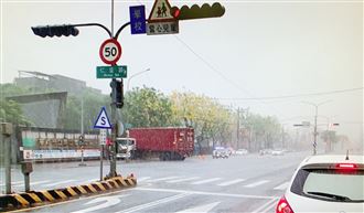 驚死人！聯結車失控撞上國中校門