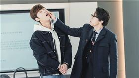 《流星》奉太奎捏尹鐘焄臉頰。（圖／愛奇藝國際站提供）