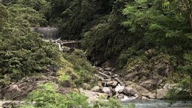 花蓮秀林翡翠谷封閉中花蓮縣秀林鄉公所文化觀光課長高海雲4日指出，110年10月颱風造成銅門村往翡翠谷方向邊坡土石流，考量邊坡不穩定，加上正在規劃翡翠谷景區整修，目前此處仍為封閉狀態，民眾擅闖因沒有罰則，只能盡力勸導。（銅門村長許賢美提供）中央社記者張祈傳真  111年6月4日