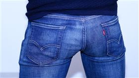 搶嘸衛生紙　如廁改用水沖屁屁！醫師提醒：沒擦乾會生細菌
屁股,牛仔褲,圖／翻攝自Pixabay