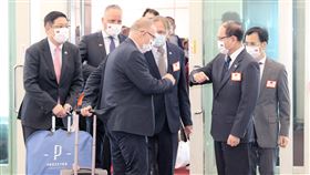 斯洛伐克訪團抵台（2）斯洛伐克國會副議長勞倫契克5日率訪團抵台，推動台斯國會及城市交流，深化經貿及科技等各領域合作，外交部由政務次長曾厚仁（前右）代表前往B9國賓門接機，雙方以互碰手肘方式取代握手。中央社記者吳睿騏桃園機場攝  111年6月5日