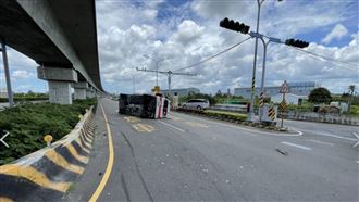 台南救護車執勤挨撞！翻車3人傷