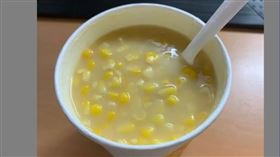 網友分享自己買的玉米湯裡面的料多到快滿出來。（圖／翻攝自Dcard）