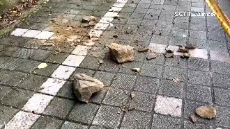 泰安百公斤石滾落　墜地碎裂割傷遊客