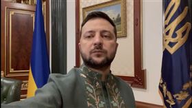 ▲澤倫斯基曾在刺繡衫節對全國發表演說時，穿的刺繡衫，被以290萬高價拍賣成交。（圖／翻攝自澤倫斯基IG）