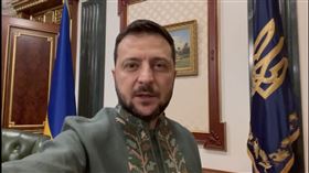 ▲澤倫斯基曾在刺繡衫節對全國發表演說時，穿的刺繡衫，被以290萬高價拍賣成交。（圖／翻攝自澤倫斯基IG）