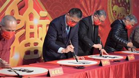 內政部長徐國勇揮毫（圖／翻攝畫面）