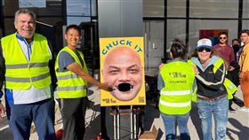 ▲勇士球迷把巴克利（Charles Barkley）的照片貼在垃圾桶上。（圖／翻攝自NBA on TNT推特）