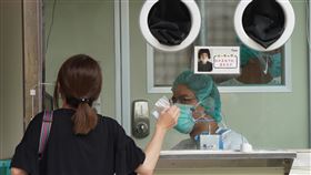 快篩陽即確診  民眾帶試劑給醫師評斷COVID-19（2019冠狀病毒疾病）本土疫情延燒，民眾1日在新北市立聯合醫院三重院區看診時，秀出快篩陽性的試劑給醫師評斷。中央社記者徐肇昌攝  111年6月1日