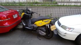 原PO的重機被2台轎車卡住。（圖／翻攝自《爆廢公社公開版》）