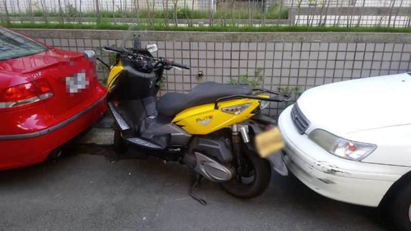 四輪駕駛偷移車！重機慘變夾心餅乾