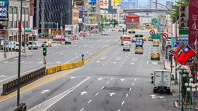 疫情升溫  台北街頭週末人車少（3）武漢肺炎（2019冠狀病毒疾病，COVID-19）本土疫情持續升溫，22日台北市忠孝西路的車潮明顯較往日少了許多。中央社記者謝佳璋攝  110年5月22日