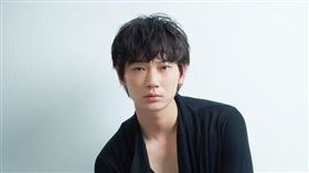 綾野剛多年來演出戲劇皆叫好叫座。（圖／翻攝自綾野剛推特）