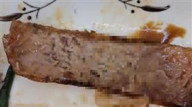 劉先生在烤鴨皮中發現活蛆。（圖／翻攝自《網易新聞》）