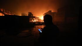 孟加拉貨櫃場大火死亡增至49人 成衣業損失巨大(圖／美聯社／達志影像)