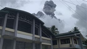 菲律賓呂宋島南端布魯珊火山（Bulusan） 今天噴發黑煙，當局警告火山可能進一步噴發。（圖／美聯社／達志影像）
