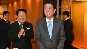 旅日台僑成立安倍後援會由日本中華聯合總會名譽總會長詹德薰（左）發起的「日本前首相安倍晉三後援會」30日在東京成立。安倍（右）致詞時期盼台日在經濟及安保方面更進一步合作。（詹德薰提供）中央社記者楊明珠東京傳真  111年5月31日