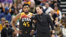 ▲史奈德（Quin Snyder）和米契爾（Donovan Mitchell）。（圖／美聯社／達志影像）