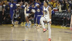 ▲波爾（Jordon Poole）在第三節投進超遠Logo Shot。（圖／美聯社／達志影像）