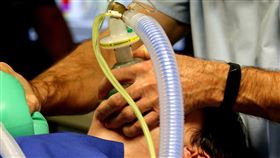 空污嚴重地區，新冠肺炎重症，呼吸器 (示意圖／Pixabay)