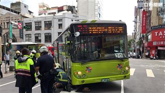 北市公車追撞行人　老翁被捲車底命危