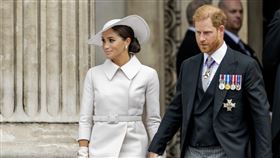 哈利王子和梅根現身時遭英國民眾噓爆。（圖／美聯社／達志影像）