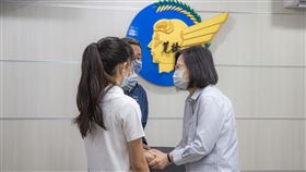 蔡英文總統今（6）日上午前往高雄岡山基地聽取「0531專案進度簡報」，並探視慰問殉職飛行官徐大鈞少尉的家屬。（圖／軍聞社提供)