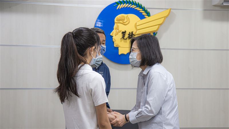 小英慰問罹難學官家屬　指示徹查事故