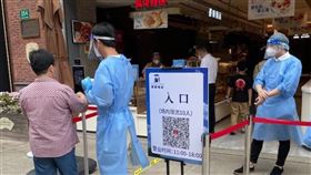 解封後仍須嚴格防疫 店面內人數控管依照上海市官方規定，6月1日開始，無疫情風險的區域恢復線下營業後，客流總量不超過最大承載量的75%。圖為南京路步行街一家店面嚴格控制進場人數。中央社記者吳柏緯上海攝  111年6月1日