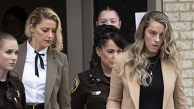 安柏赫德與妹妹蕙妮赫德（右）一同走出法庭。（圖／美聯社／達志影像）