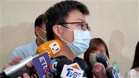 恩恩爸盼取得通聯音檔  願簽切結書保證不外流男童「恩恩」染疫身亡，恩恩爸爸林先生（前）6日前往新北市消防局聽完通聯錄音檔後受訪表示，消防局如果還是擔心會錄到其他報案民眾個資，可以用「嗶嗶嗶」將聲音蓋掉，他也可簽切結書保證錄音檔不會外流。中央社記者王鴻國攝  111年6月6日