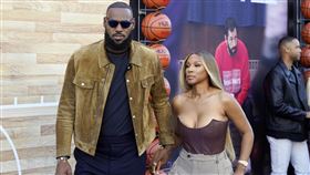 ▲詹姆斯（LeBron James）和妻子一起參加電影宣傳會。（圖／美聯社／達志影像）