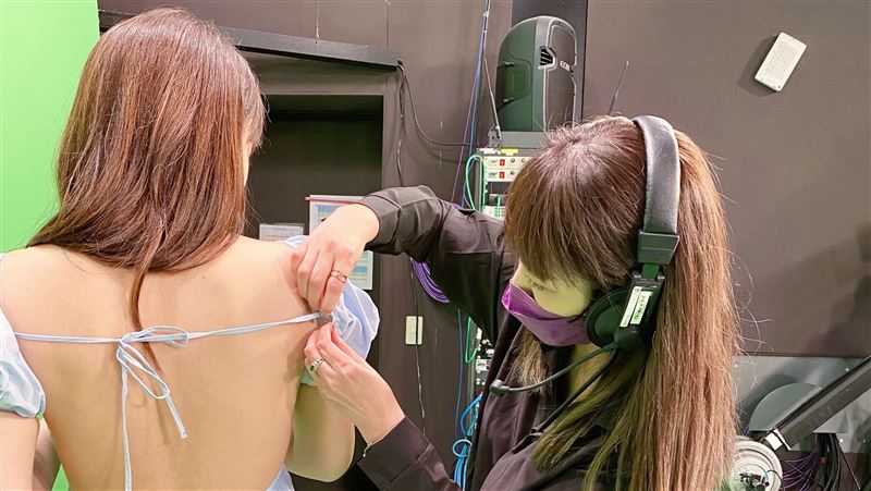 女星錄影細肩帶斷掉　大片肉色險走光