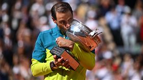 ▲納達爾生涯職業獎金也正式超越費德勒，成為男網史上第2。（圖／翻攝自法網推特）