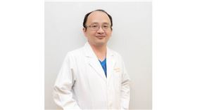 ▲嘉義長庚紀念醫院心臟內科心衰竭中心潘國利主任說，「疫情時代，心房顫動的病友，若能接受適當的治療，又使用口服抗凝血藥物來預防可能發生的中風，可以好好如常生活。（圖／嘉義長庚紀念醫院提供）