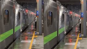 台鐵1247班次因不明原因冒出濃煙。（圖／翻攝自PTT）