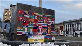 ▲英國每日電訊報駐台記者尼可拉，在烏克蘭首都基輔採訪時，拍下的照片意外拍到出現台灣國旗。（圖／翻攝自Nicola Smith推特）