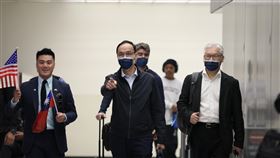 抵華府將與美方接觸  朱立倫：該見的朋友都會見國民黨主席朱立倫（左2）、國民黨副主席夏立言（右1）3日上午抵達華府，展開為期6天訪問，期間將為國民黨駐美代表處揭牌，也預計拜會美國政界、學界與國會。中央社記者徐薇婷華盛頓攝 111年6月3日