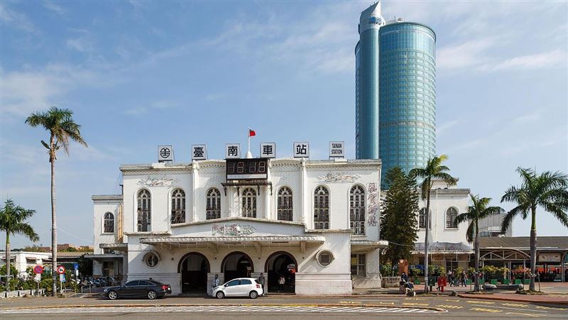 台南火車站傳修壞！古蹟窗台衛浴毀了