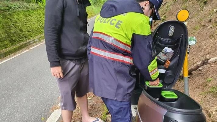 電動機車沒電警協助　他遭批巨嬰回應