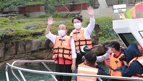 研究船「潮境方舟1號」啟航由國立海洋科技博物館打造的研究船「潮境方舟1號」7日在基隆市望海巷漁港啟航，行政院長蘇貞昌（前左）、基隆市長林右昌（後左）搭船在望海巷保育區海域巡禮。中央社記者王朝鈺攝  111年6月7日