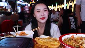 百萬網紅吃播！醉漢硬加點食物叫囂「吃完賞4千」氣哭助理（圖／翻攝自小貝餓了抖音）