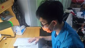 買不起口罩的國立基隆高中弱勢學生唐于田，如今考上六間國立大學!（圖／基隆高中提供）