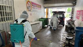  ▲大體 遺體 因為醫院不借場所入殮 大體只好在車上入殮 殯葬業 棺材 靈車 確診者遺體 24小時火化（圖／台中市殯葬公會提供） 