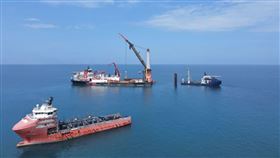 ▲重件安裝船Aegir以及其他施工船舶，載著打樁機和吊裝機具在海上進行水下基樁安裝工程。（圖／沃旭能源提供）