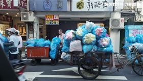 北市大安路216巷 垃圾車來了 所有店家大排長龍倒垃圾 很壯觀（圖／記者許晶晶攝影）